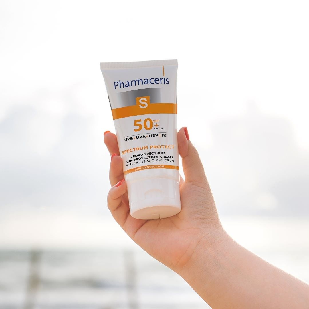 کرم ضدآفتاب فارماسریز بی رنگ اسپکتروم محافظ spf50 فارماسریز